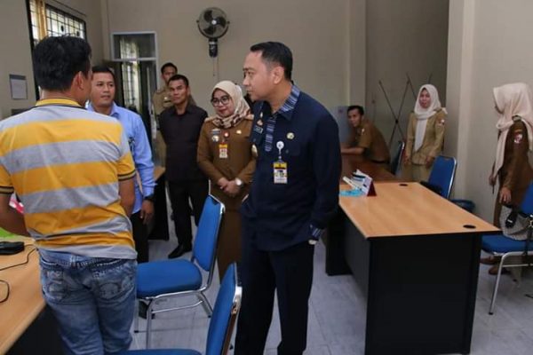 Sidak di Kantor DPMPTSP, AIM Imbau Tongkatkan Disiplin dan Kinerja ASN