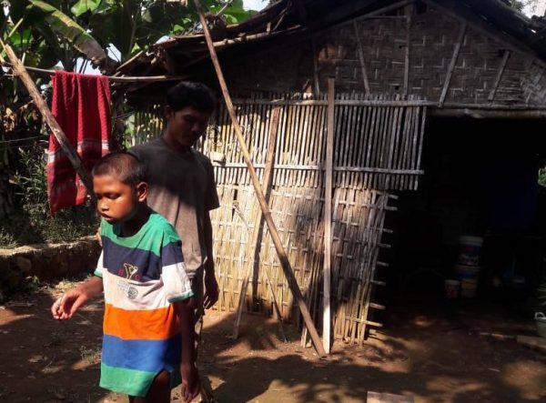 Sumijo Bersama Anaknya Yang Gangguan Mental, Potret Kemiskinan Lampung Selatan Yang Butuh Uluran Tangan