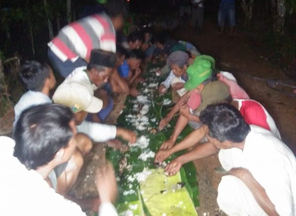 Lembur Bangun Desa, Kades Sinar Jaya Undang Warga Makan Malam Bersama