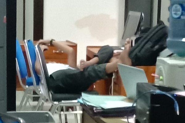 Staf Dinas BPKAD Tubaba Berlaku Tak Pantas Diruang Kerja?