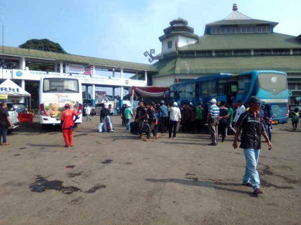 Pemudik Mulai Padati Terminal Rajabasa