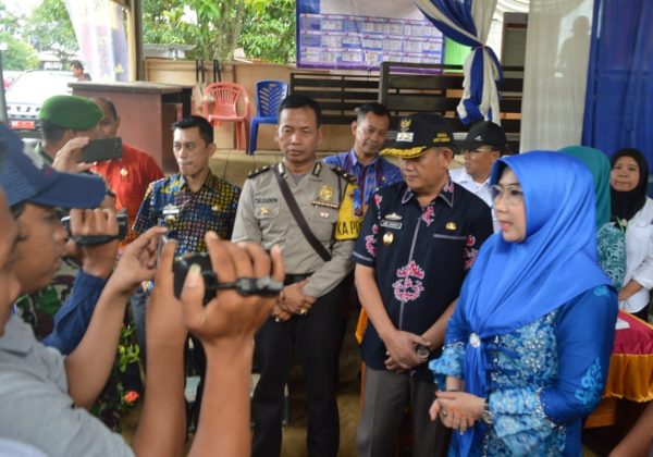 Bupati Hj Dewi Handjani bersama Wabup Tinjau Pos Mudik Gisting