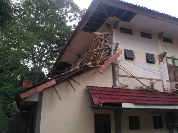 Kali Kedua, Atap Gedung DPRD Tanggamus Tiba Tiba Ambrol