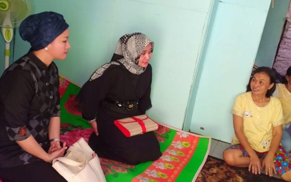 Riana Sari Arinal dan Pitka Menoza Melayat ke Rumah Duka Ketua KKSS Provinsi Lampung