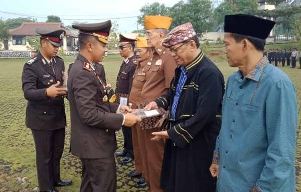 Hari Lahir Pancasila, Kapolres Lampura Reward Personel dan Tokoh Masyarakat