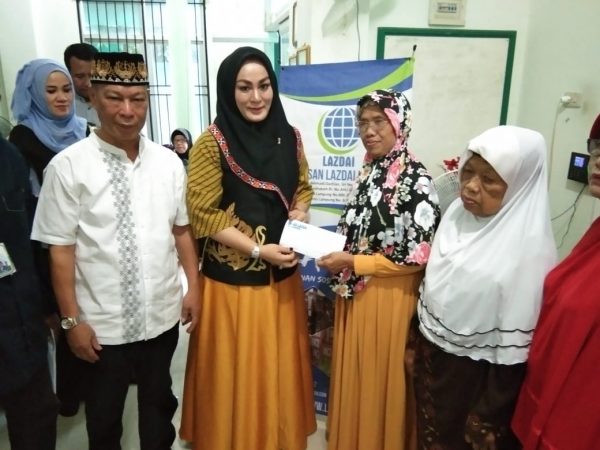 Isak Janda Ngatini dan Tarsinah Terima Bantuan Hj Elti Yunani
