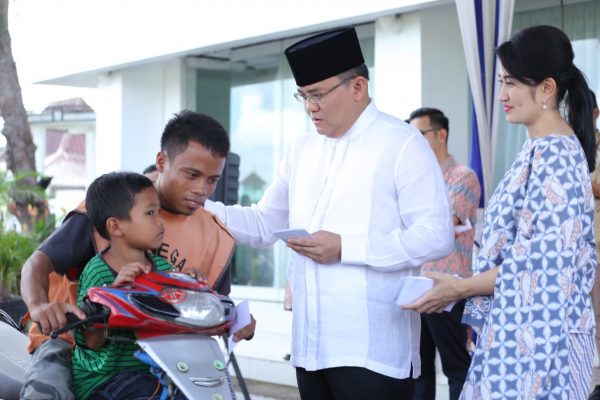 Dodi Reza Alex dan Keluarga Besar Berbagi Zakat Mal