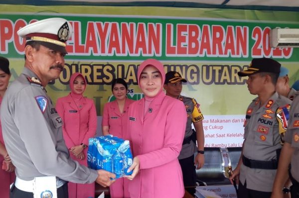 Pengurus Bhayangkari Lampung Utara Beri Bingkisan ke Petugas Pospam dan Posyan Ops Ketupat Krakatau 2019