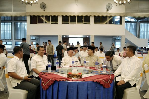 Pj. Gubernur Boytenjuri Berbuka Bersama dengan Forkopimda dan Mantan Gubernur Ridho Ficardo