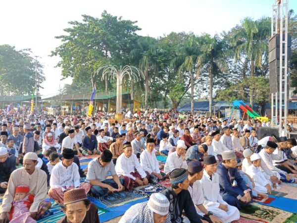 Warga Kota Metro Tumpah Ruah Sholat Idul Fitri di Lapangan Samber