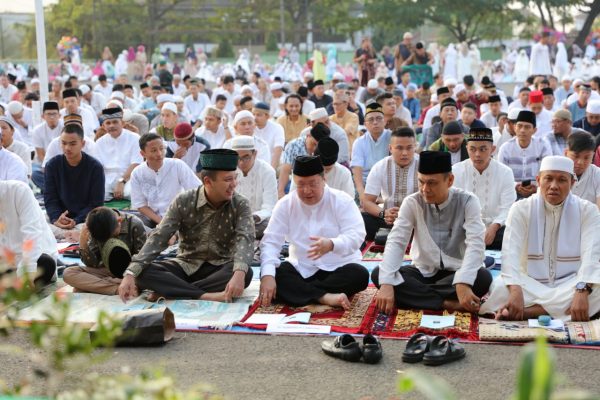 Pj. Gubernur Boytenjuri Shalat Idul Fitri di Lapangan Saburai Bersama Mantan Gubernur Ridho Ficardo