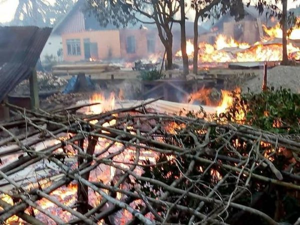 Tersinggung Bising Gas Motor, Dua kelompok Pemuda Rusuh Puluhan Rumah Terbakar