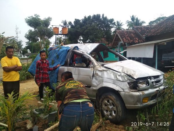 Ngebut, Panther BE-2691-AC Empat Kali Salto di Jalan Raya Sumber Rejo Tumijajar Satu Penumpang Tewas