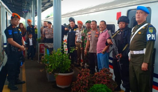 Waka Polres Lampura Pantau Personel Gabungan Amankan Arus Balik di Stasiun KA Kotabumi