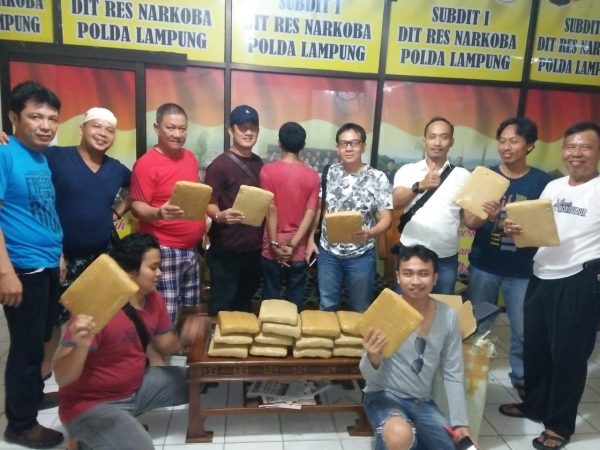 Ditresnarkoba Polda Lampung Gagalkan Pengiriman 20 Kg Ganja