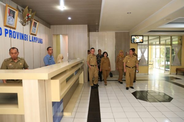 Pj. Gubernur Boytenjuri Sidak ke Sejumlah Instansi Pelayanan Publik