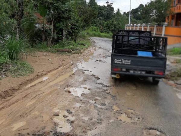 Jalan Solok Selatan-Kerinci Jambi Banyak Berlubang