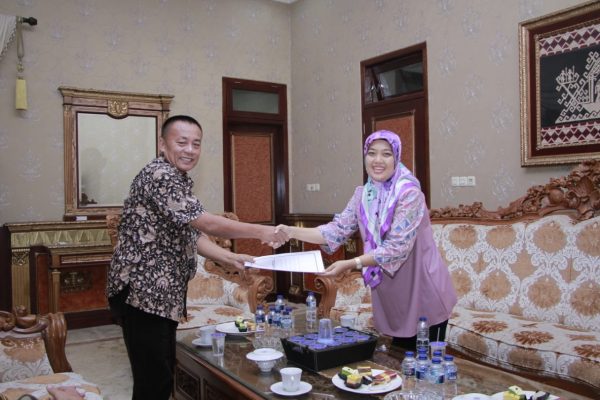 Wagub Chusnunia Serahkan Petikan Keppres No 49/P Tahun 2019 kepada Ketua DPRD Lampung Timur