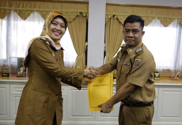 Atas Nama Gubernur. Wagub Chusnunia Serahkan SK Pelaksana Tugas 7 Kadis dan Karo