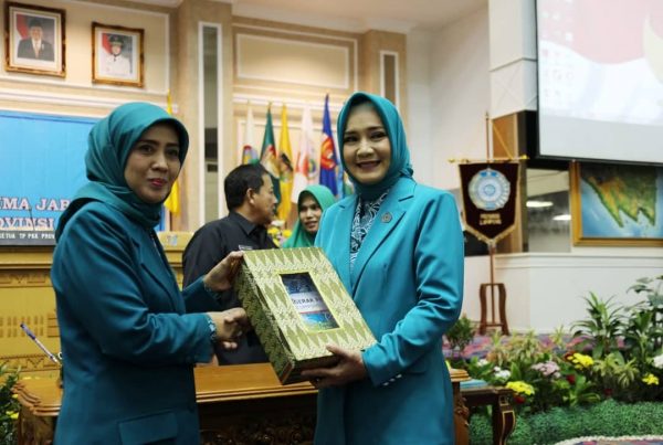Ny Erni Guntarti Lantik Ny Riana Sari Sebagai Ketua PKK Provinsi Lampung