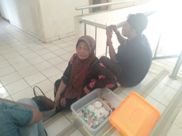 Mbah Lasmi 20 Tahun Berjualan Makanan Keliling di Komplek Pemda Lampung Timur  