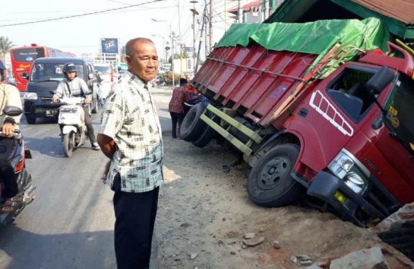 Dum Truk “Seruduk” Warung dan Warga Dipinggir Jalan Lintas Barat Pesawaran