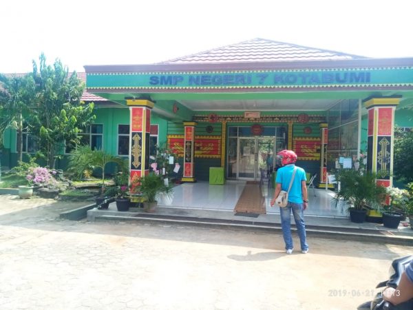 Hilangkan Buku Perpustakaan, Wali Kelas VIII SMP N 7 Kotabumi Tahan Raport Siswa