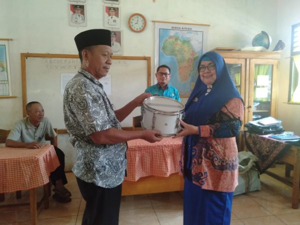 Camat Batanghari Nuban Serahkan Bantuan Alat Drumband ke SD 1 Gunung Tiga