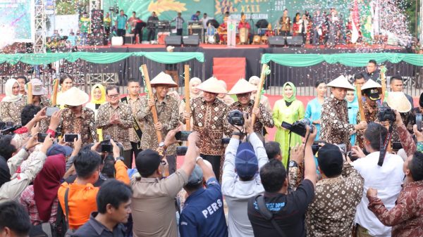 Tekan Karhutlah, Dodi Reza Gratiskan Alat Buka Lahan Tanpa Bakar untuk Petani Muba