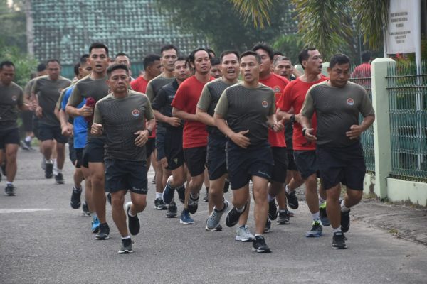 Jaga Kebugaran Fisik, Prajurit Dan PNS Korem 044/Gapo Lakukan Olahraga Bersama