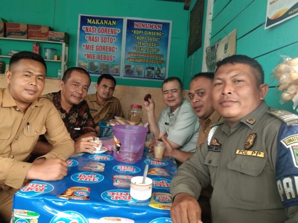 Nasrul Abit Melepas Lelah Seruput Kopi di Warung Pinggir Jalan
