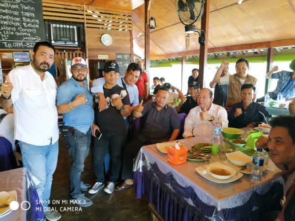 Kepala Dinas DPMPTSP Muba Makan Siang Bersama Wartawan