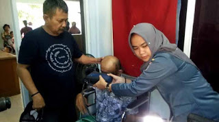 Disdukcapil Lamteng Jemput Bola Perekaman E-KTP Untuk Warga Yang Sakit