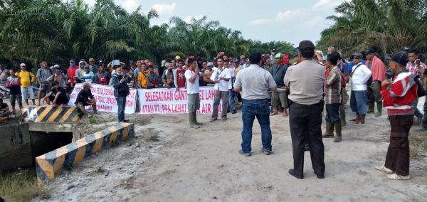 Tuntut Ganti Rugi Lahan, Warga Desa Air Balui Sandera Alat Berat PT. PPA