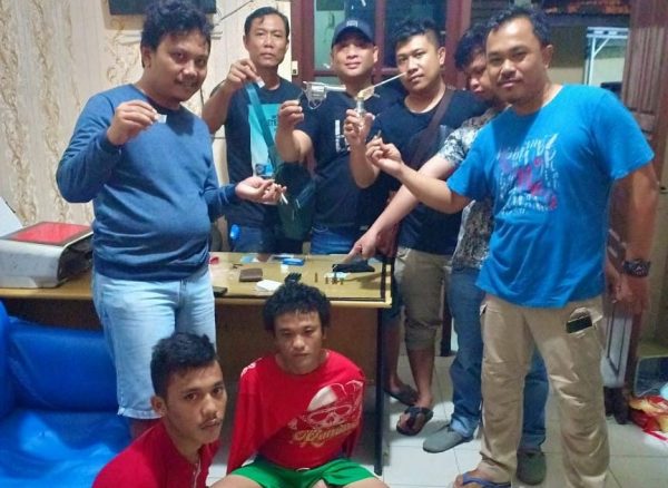 Tekab 308 Polsek Telukbetung Selatan Tangkap Dua Pria Pesta Narkoba Bersenjata Api
