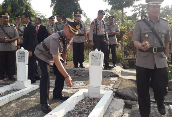 Hesmu Baroto Pimpin Ziarah Makam Dalam Rangka Hari Bhayangkara ke-73