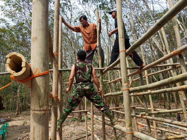 Rubah Paradigma Negatif, Koramil 402-09/Mesuji Bersama Warga Bangun “Rumah Jamur” di Desa Sungai Sodong