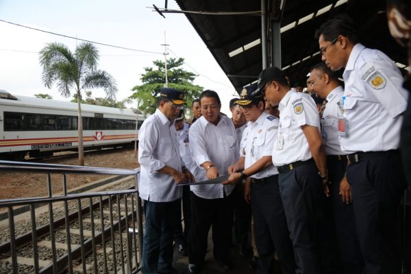 Kembangkan Commuter Antarkota, Menhub Respons Pengalihkan Angkutan Kereta Barang Keluar Kota