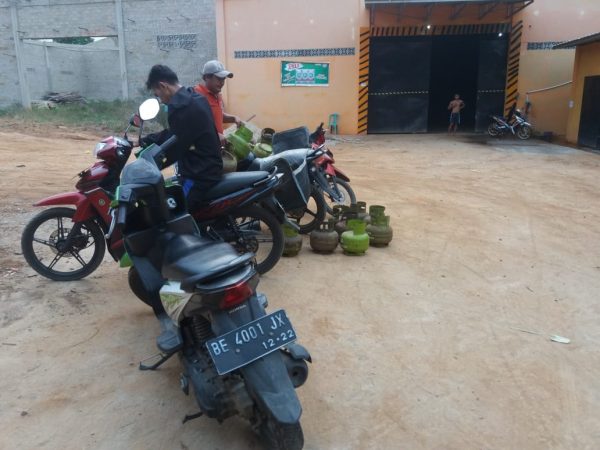 Warga Lampung Utara “Serbu” Operasi Pasar Gas LPG Melon