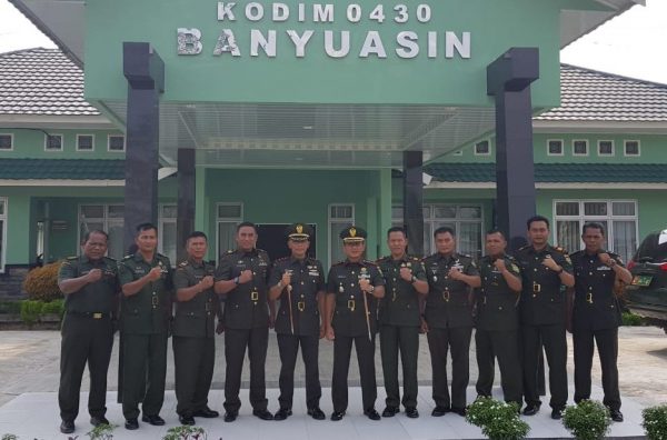 Uning koylagi kotarilgan bilan bexosdan