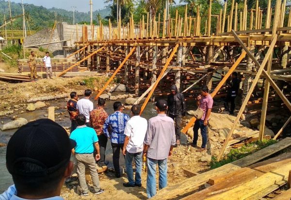 PUPR Tanggamus Bangun Proyek Jembatan di Lahan Warga, Pemilik Lahan Protes Dan Stop Pekerjaan