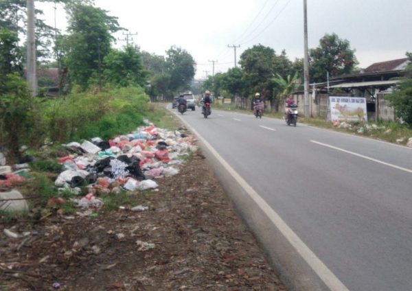 Warga Keluhkan Tumpukan Sampah di Jalan Airan Raya Dekat Balai Desa Way Hui?