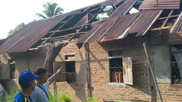 Angin Puting Beliung Merusak Atap Rumah Warga Dusun Paneongan