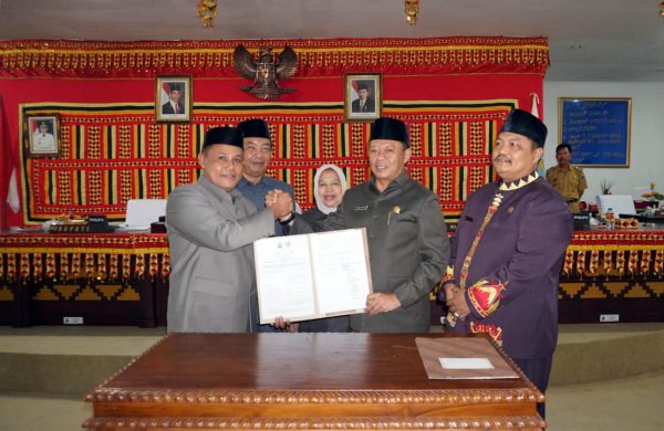 8 Fraksi DPRD Setujui Ranperda Pelaksanaan APBD Lamsel TA 2018 Jadi Perda