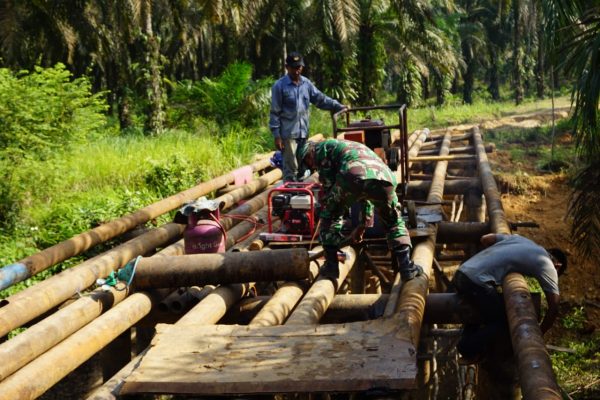 Babinsa Koramil 401-02/Babat Toman, Giat Pengawasan Perapian Jalan Menuju Lokasi Upacara Pembukaan TMMD Ke 105