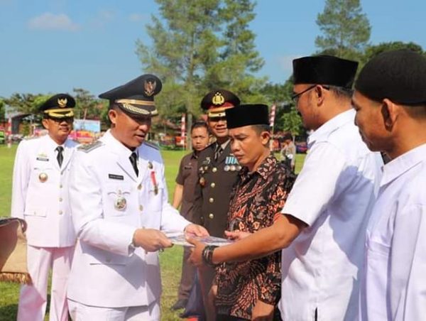 HUT Bhayangkara 73 Lampung Barat, Bupati Parosil Mabsus Umrohkan Bhabinkamtibmas dan Komandan Upacara