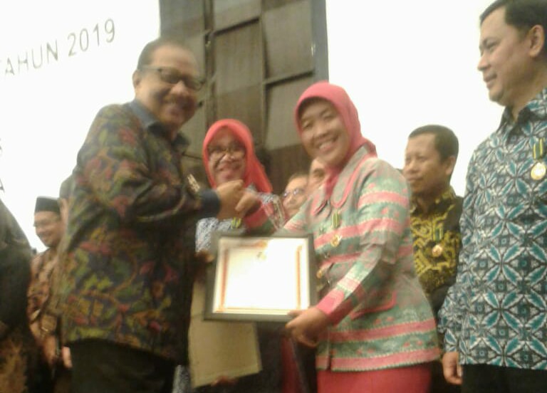 Pemkab Lampura Raih Penghargaan Koperasi UMKM Maju