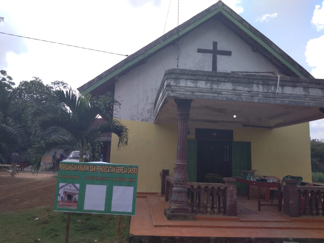 Kodim 0412/LU dan Warga Batunangkop Garap Gereja GKSBS