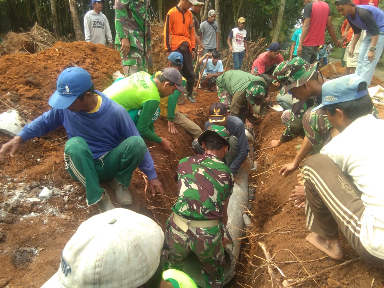Satgas TMMD 105 Lanjutkan Pekerjaan Pemasangan Gorong-Gorong