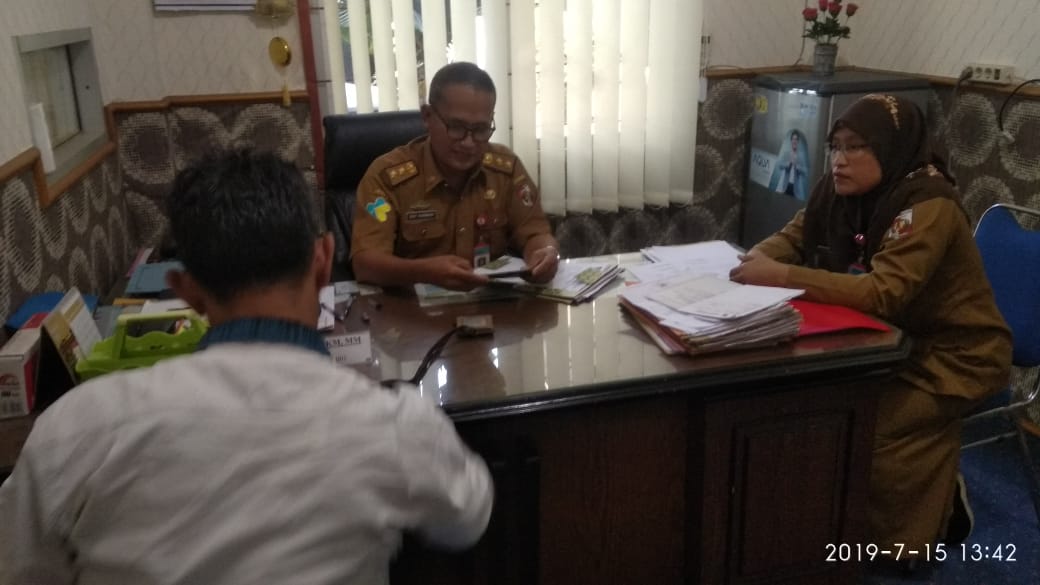 Sekretaris Diskes Lampura Foto ID-Card, Picu Ketidaknyamanan Wartawan Mencari Berita